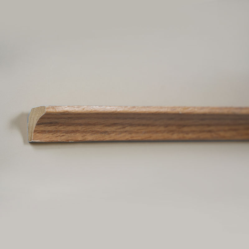 Moulure de coin intérieur en bois massif/moulure Scotia (enveloppée de placage de chêne rouge + peinture) - Couleur chêne 7/8' x 7/8'