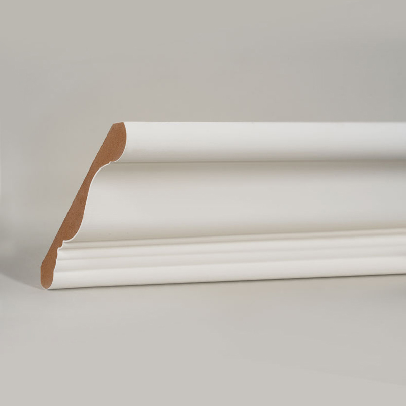 Moulure couronnée en MDF (apprêt de remplissage et blanc nacré) 3/5' x 4 1/4'