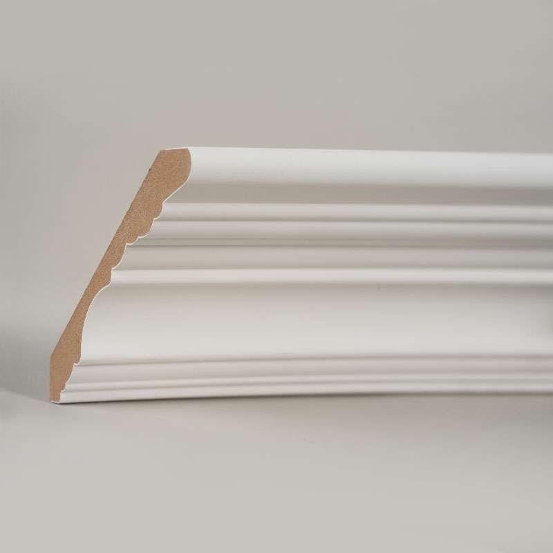 Moulure couronnée en MDF (apprêt de remplissage et blanc nacré) 3/5' x 4 1/2'