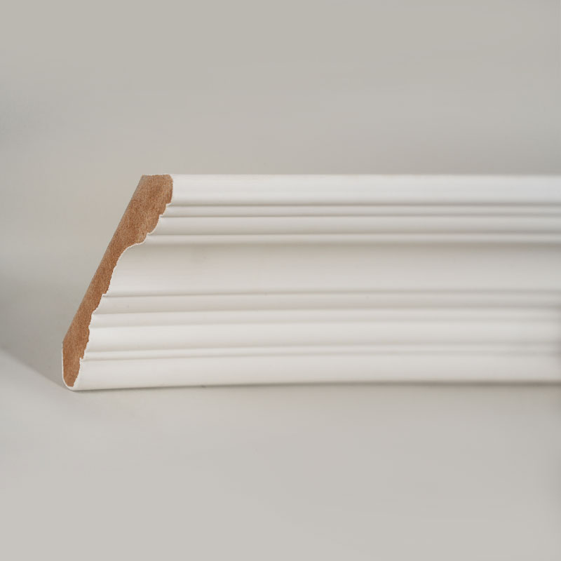 Moulure couronnée en MDF (apprêt de remplissage et blanc nacré) 3/5' x 3 4/9'