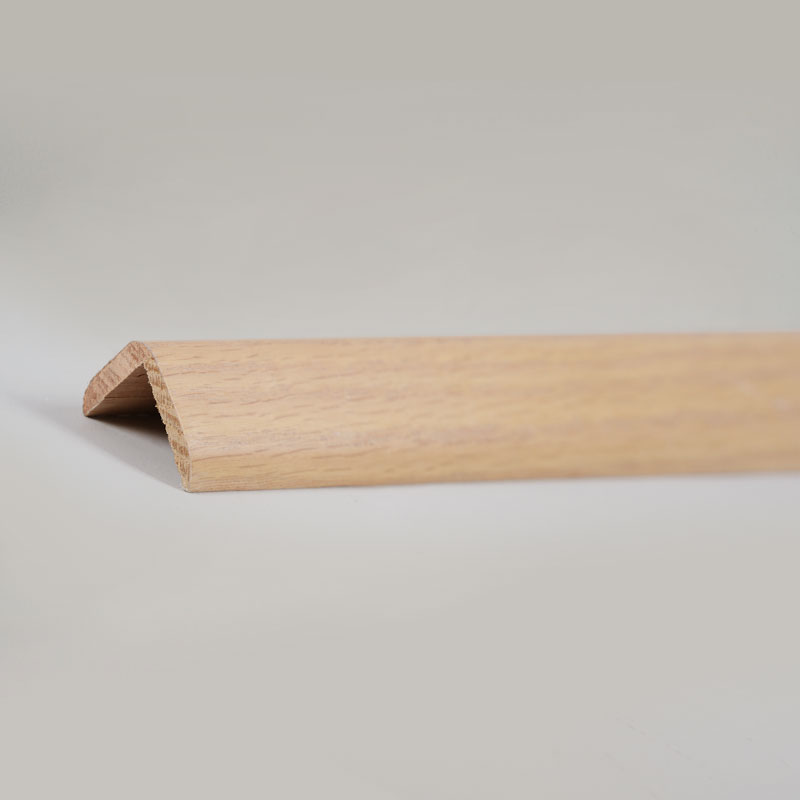 Bande de transition en bois massif à angle droit (90°) (enveloppée de placage de chêne rouge + peinture) - Couleur chêne 1 1/9