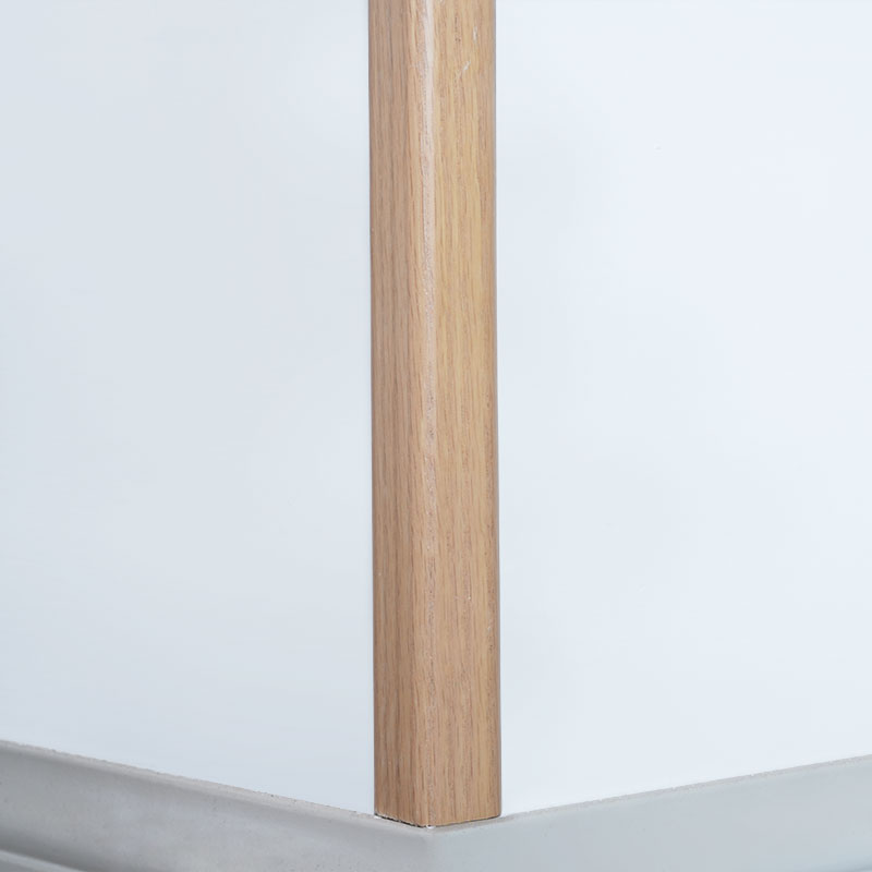 Bande de transition en bois massif à angle droit (90°) (enveloppée de placage de chêne rouge + peinture) - Couleur chêne 1 1/9' x 1 1/9'