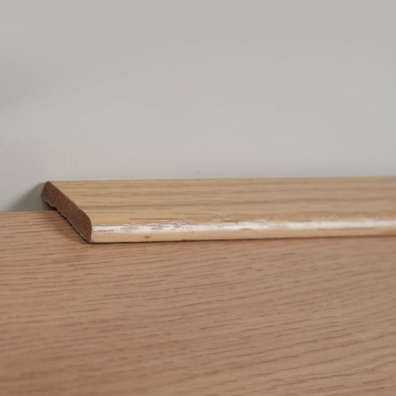 Bande de transition en bois massif (enveloppée de placage de chêne rouge + peinture) - Couleur chêne 6/25' x 1 3/8'