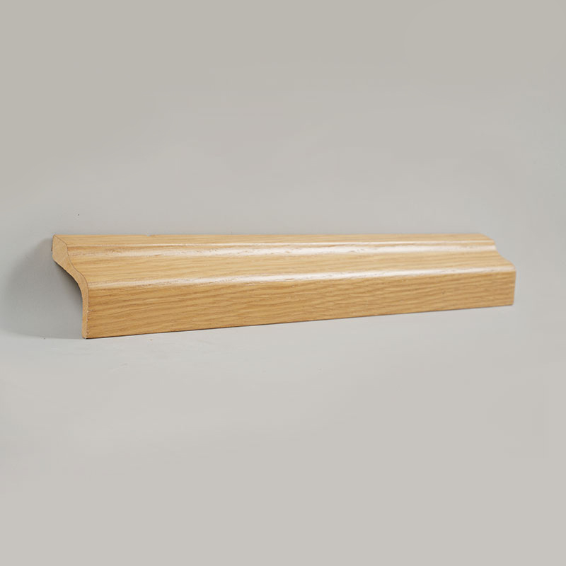 Plinthe en bois de pin (enveloppée de placage de chêne blanc + peinture) – Couleur chêne 1 1/2'x2 1/6'
