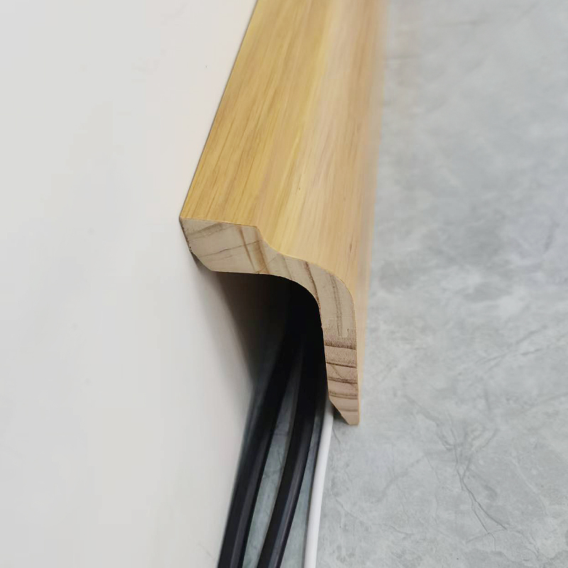 Plinthe en bois de pin (enveloppée de placage de chêne blanc + peinture) – Couleur chêne 1 3/5'x3 5/9'