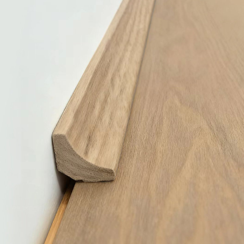 Moulure de coin intérieur en bois massif/moulure Scotia (enveloppée de placage de chêne rouge + peinture) – Couleur chêne 3/5' x 3/5'